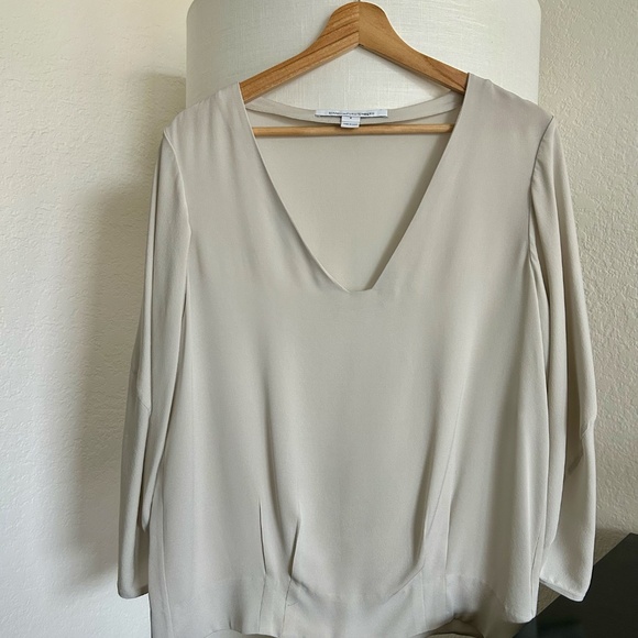 Diane Von Fustenberg 100% silk blouse - Picture 6 of 6